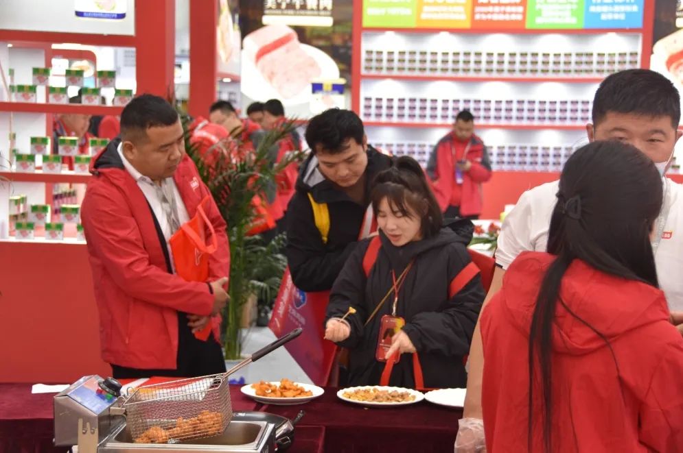 展會(huì)現(xiàn)場,樂林特設(shè)試吃互動(dòng)區(qū),來往客戶可現(xiàn)場品嘗試吃產(chǎn)品,3.jpg